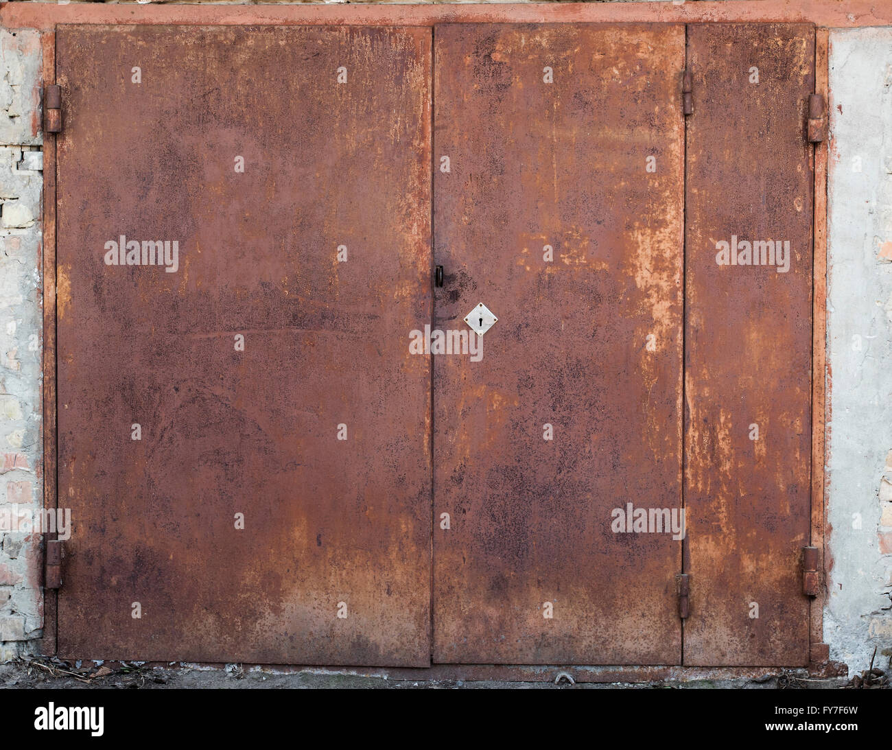 Il vecchio deposito di metallo porta Foto Stock