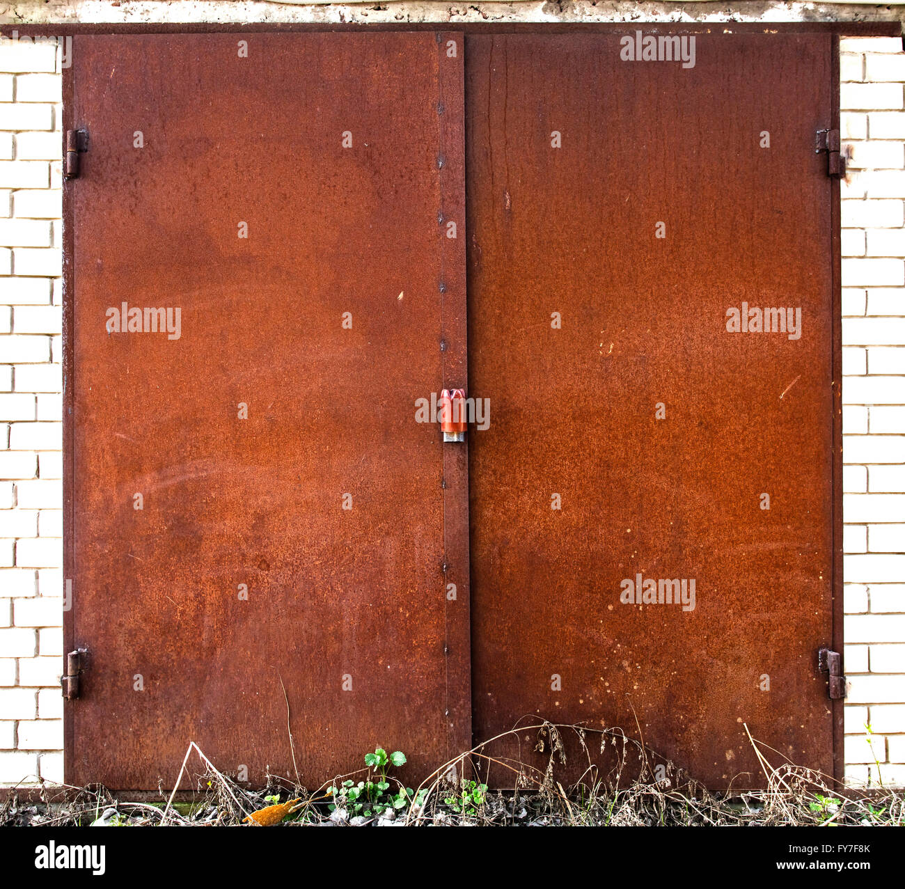 Il vecchio deposito di metallo porta Foto Stock