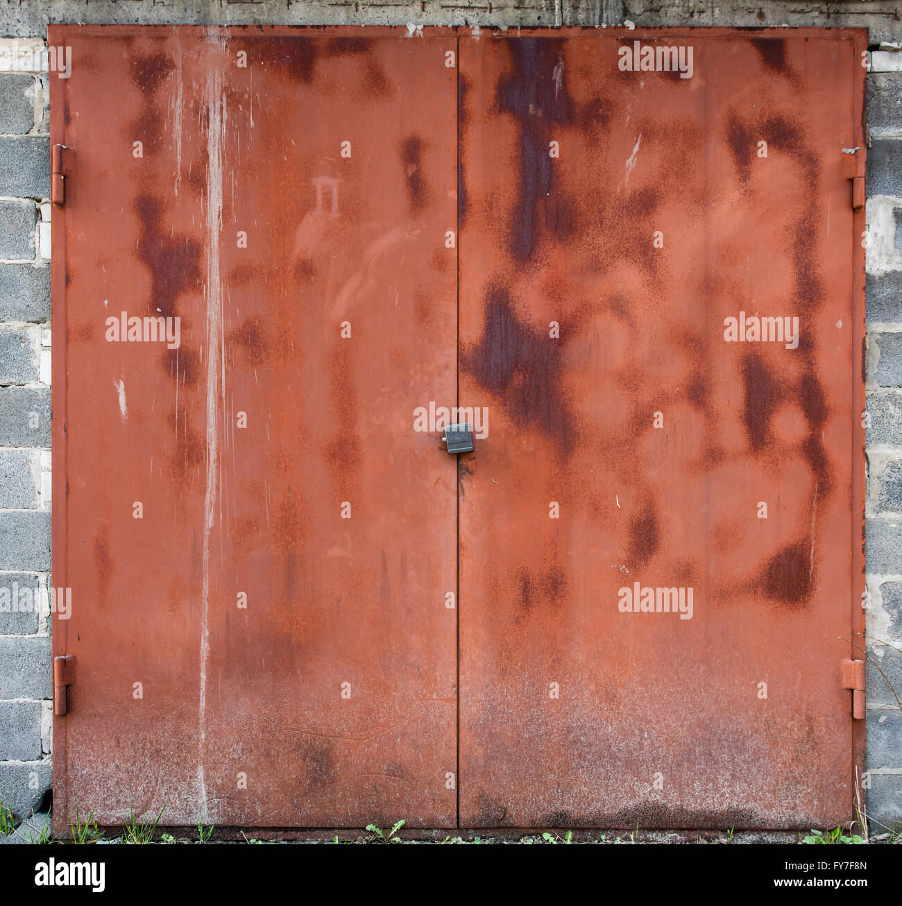 Il vecchio deposito di metallo porta Foto Stock