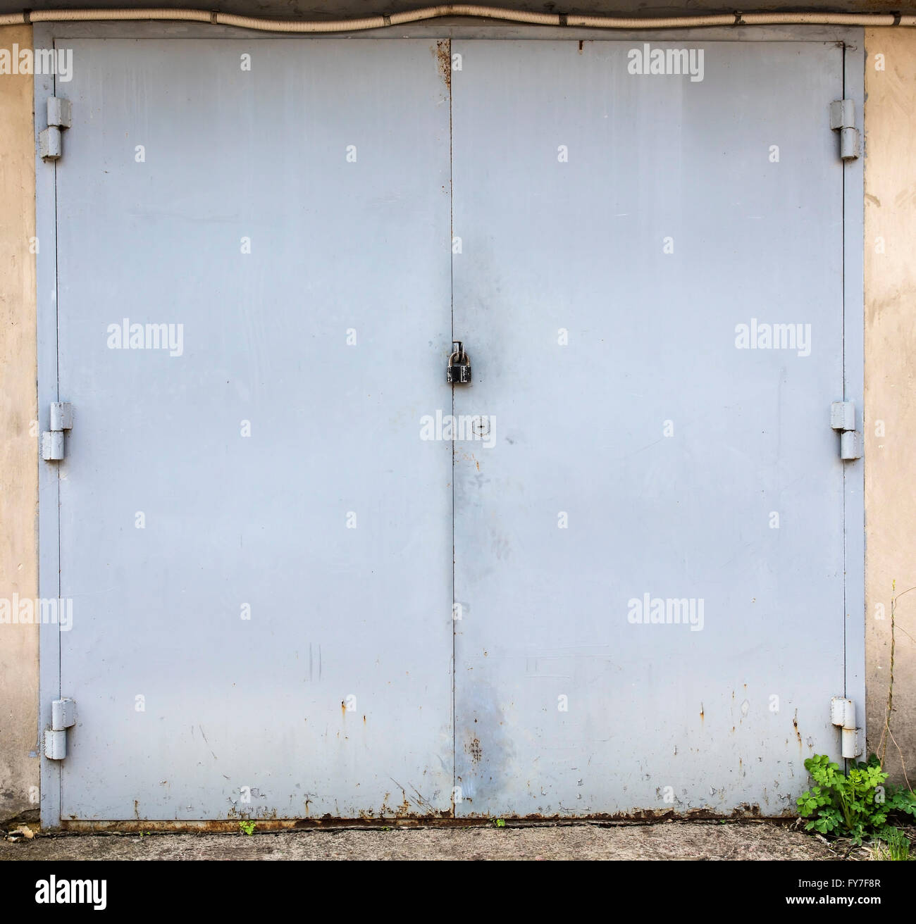 Il vecchio deposito di metallo porta Foto Stock