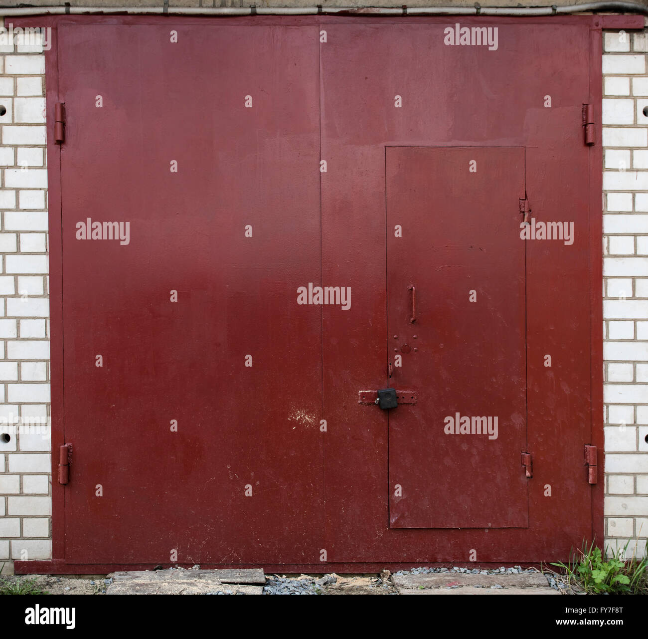 Il vecchio deposito di metallo porta Foto Stock