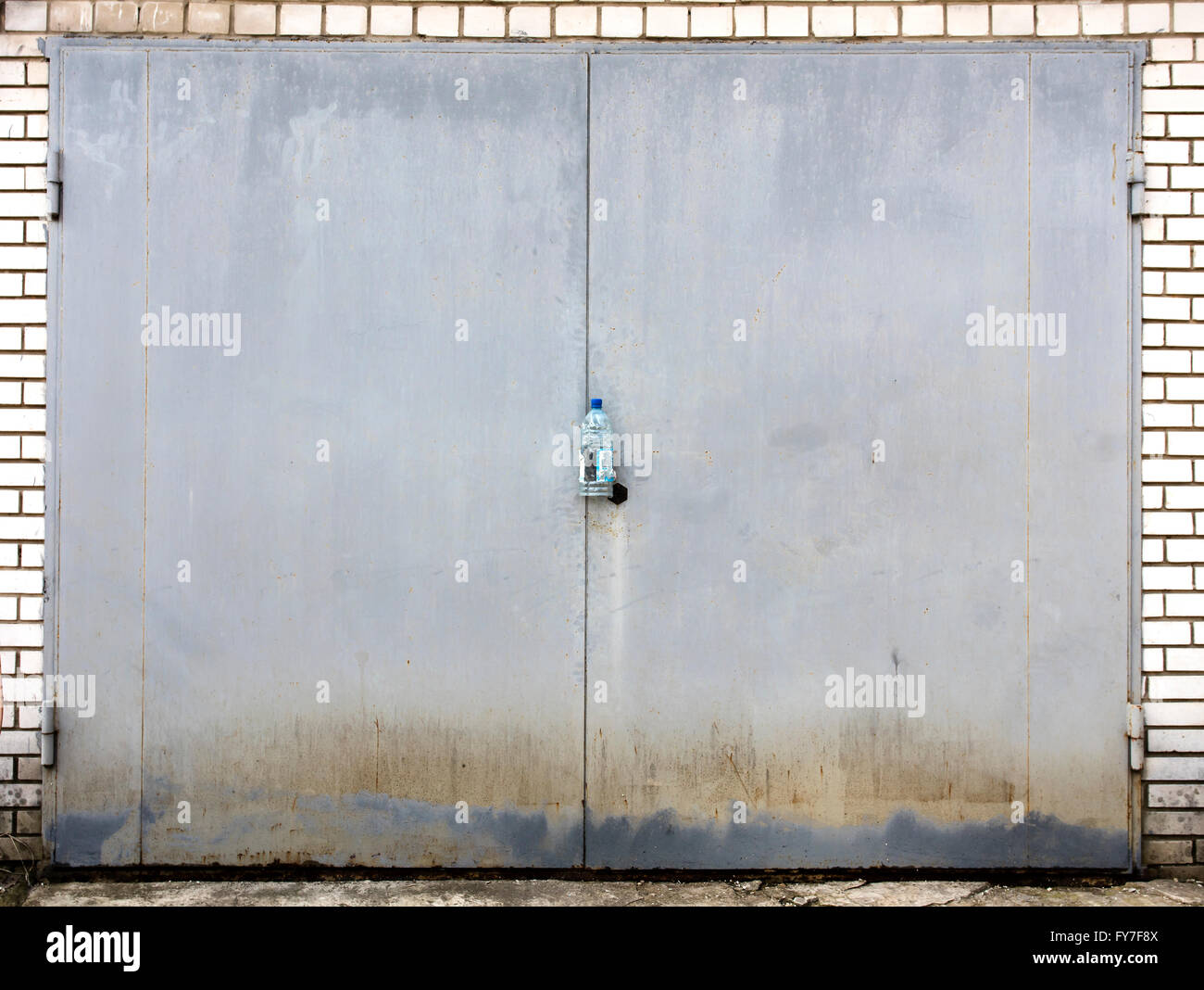 Il vecchio deposito di metallo porta Foto Stock