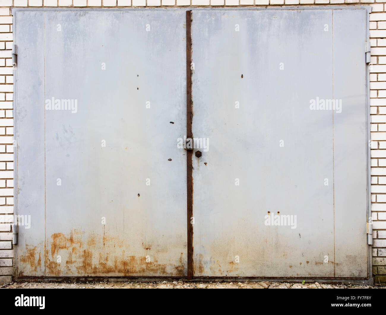 Il vecchio deposito di metallo porta Foto Stock