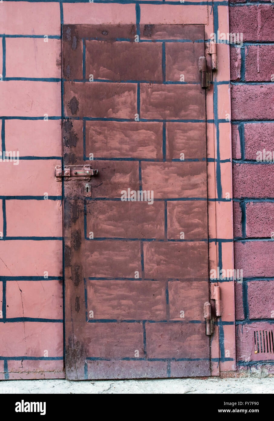 Il vecchio deposito di metallo porta Foto Stock