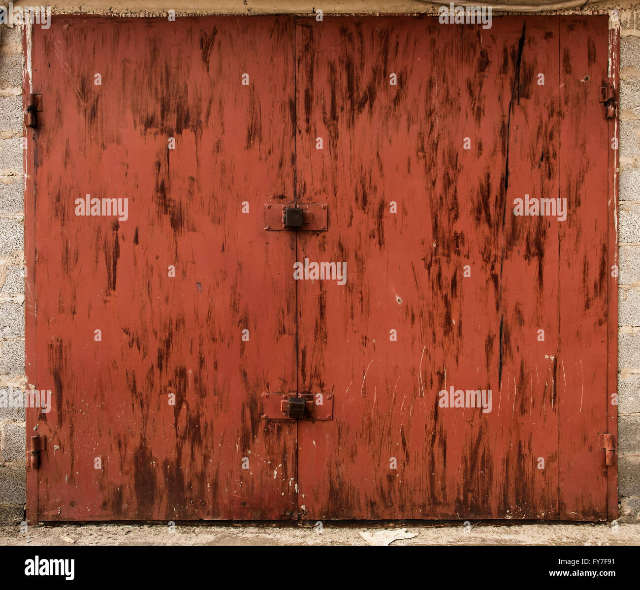 Il vecchio deposito di metallo porta Foto Stock