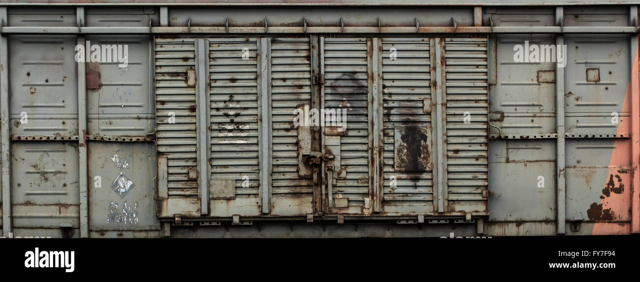 Il vecchio deposito di metallo porta Foto Stock