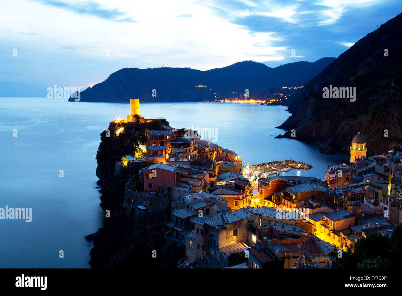 Illuminata Vernazza Village al tramonto, Cinque Terre, Italia Foto Stock