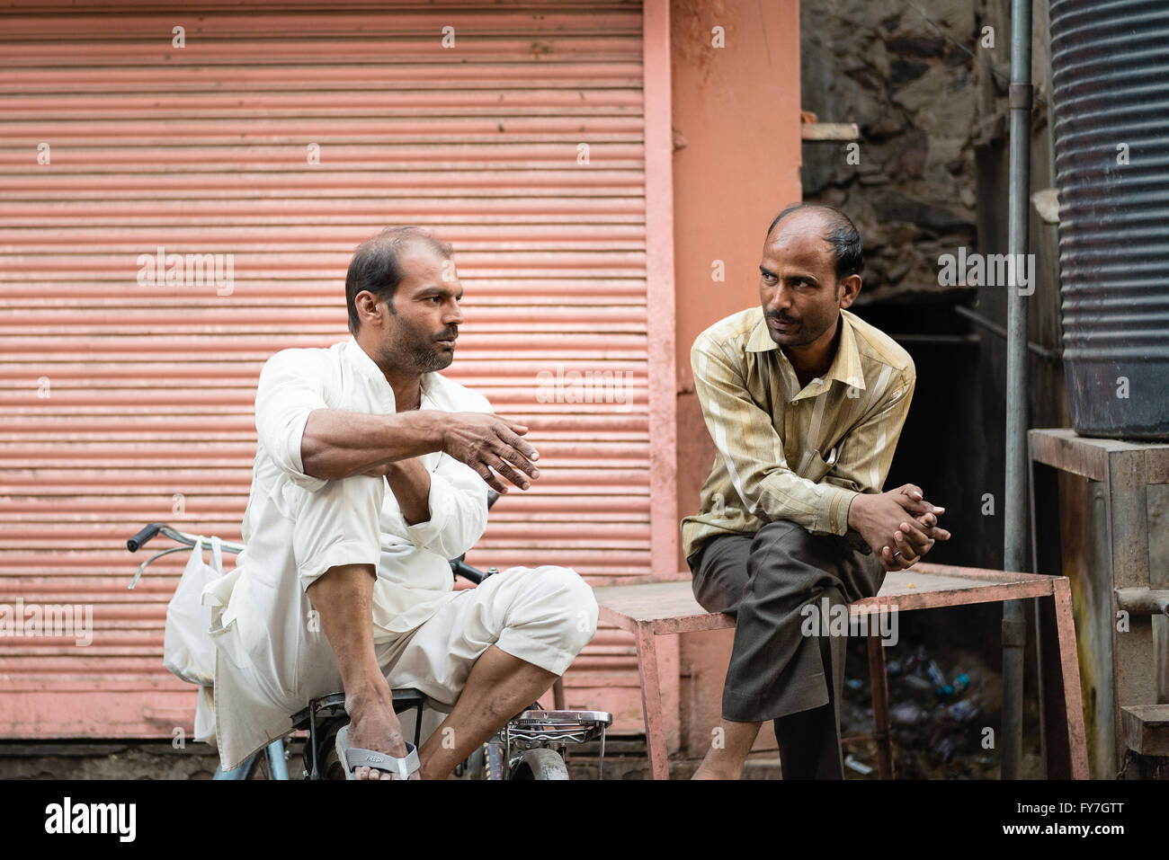 Due indiani di uomini in conversazione nella città vecchia di Jaipur Foto Stock