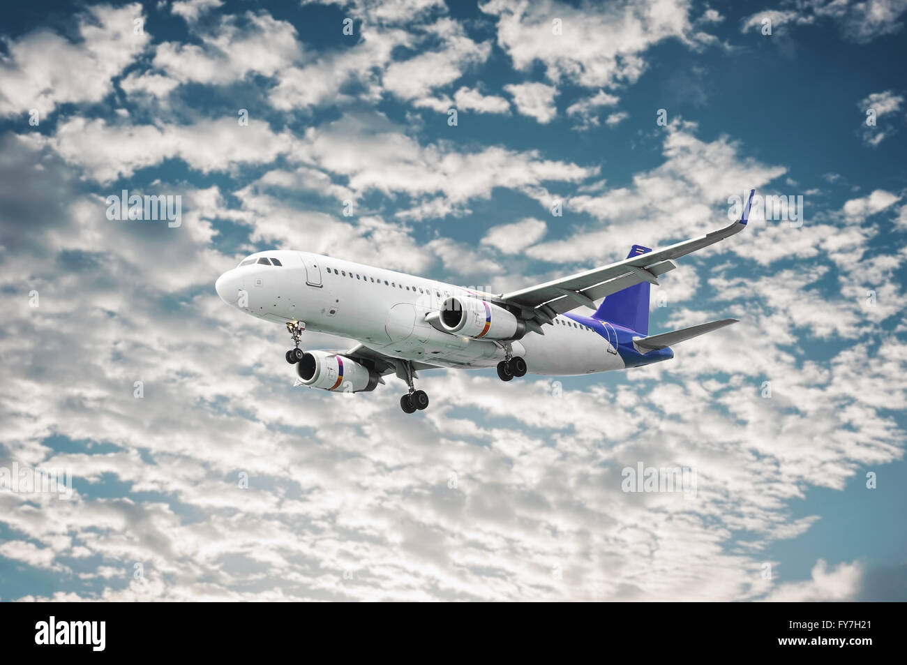 Volo aereo su sfocato cielo blu e pattern di nuvola bianca nella luce della sera Foto Stock