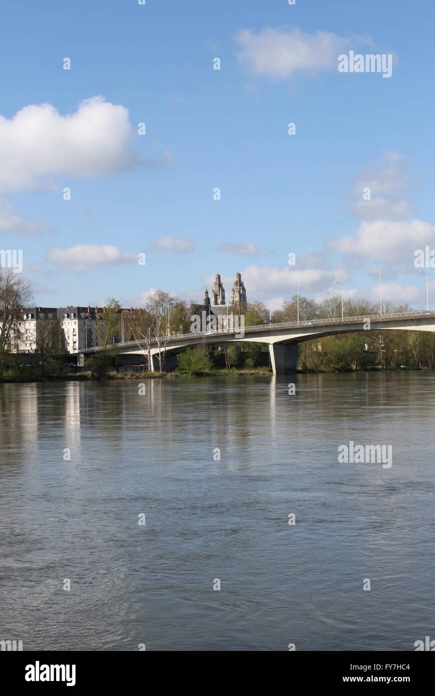 Dal Ponte Mirabeau e cattedrale di Tours con il fiume Loira Tours Francia Aprile 2016 Foto Stock