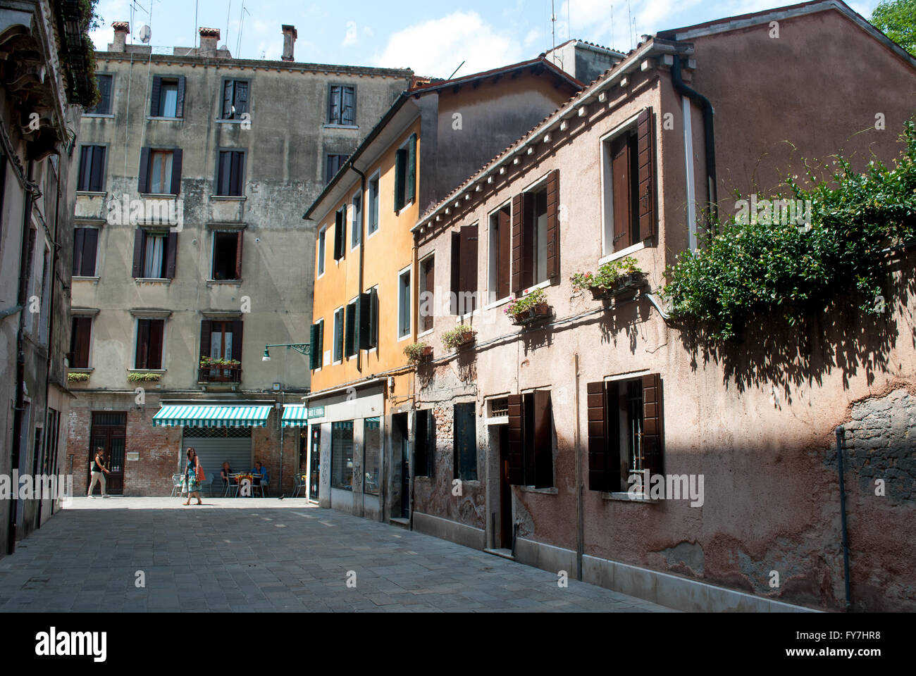 Backstreet vista con case storiche di Venezia, Italia Foto Stock