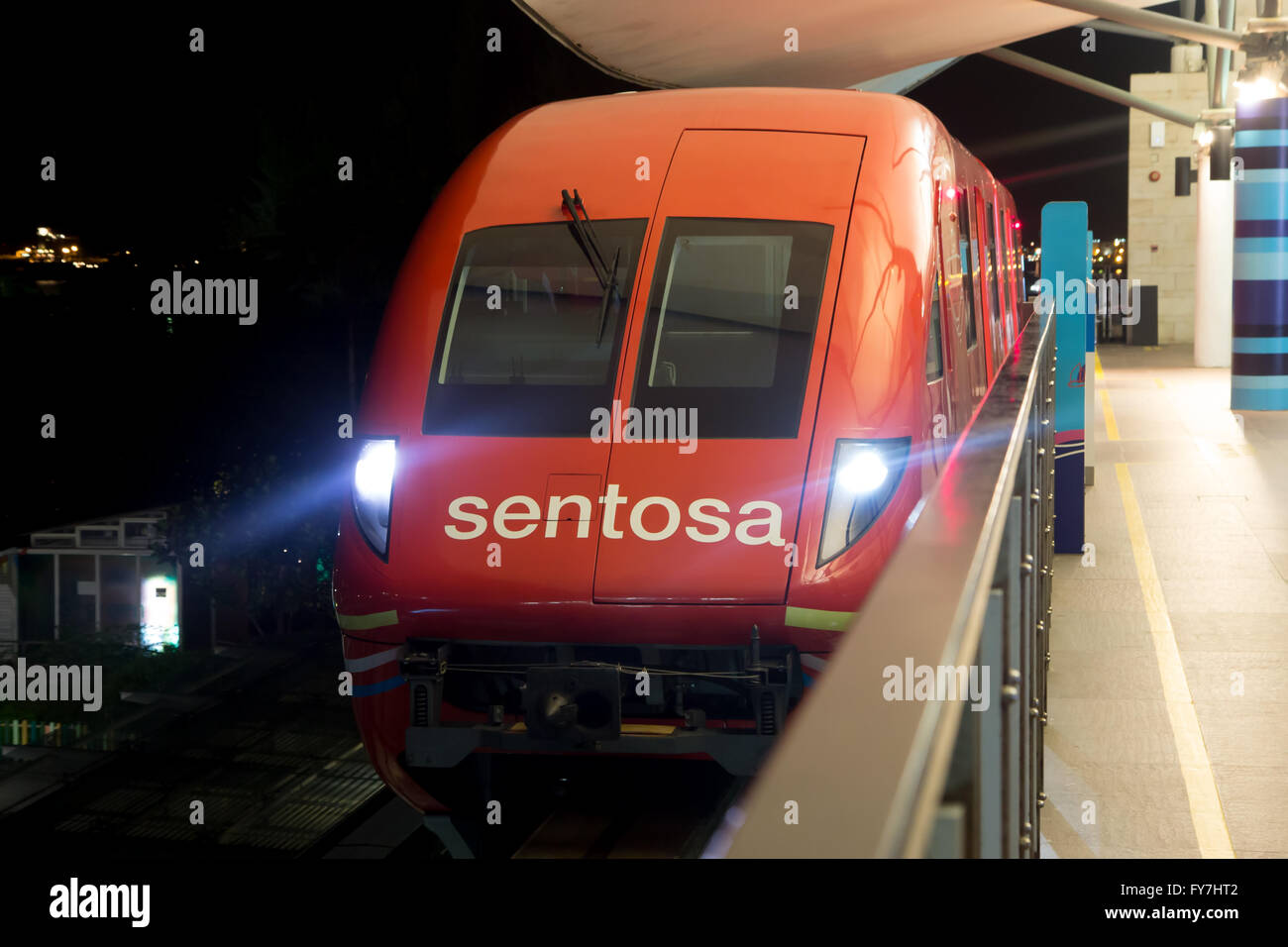 Locomotiva treno è nella stazione di notte Foto Stock