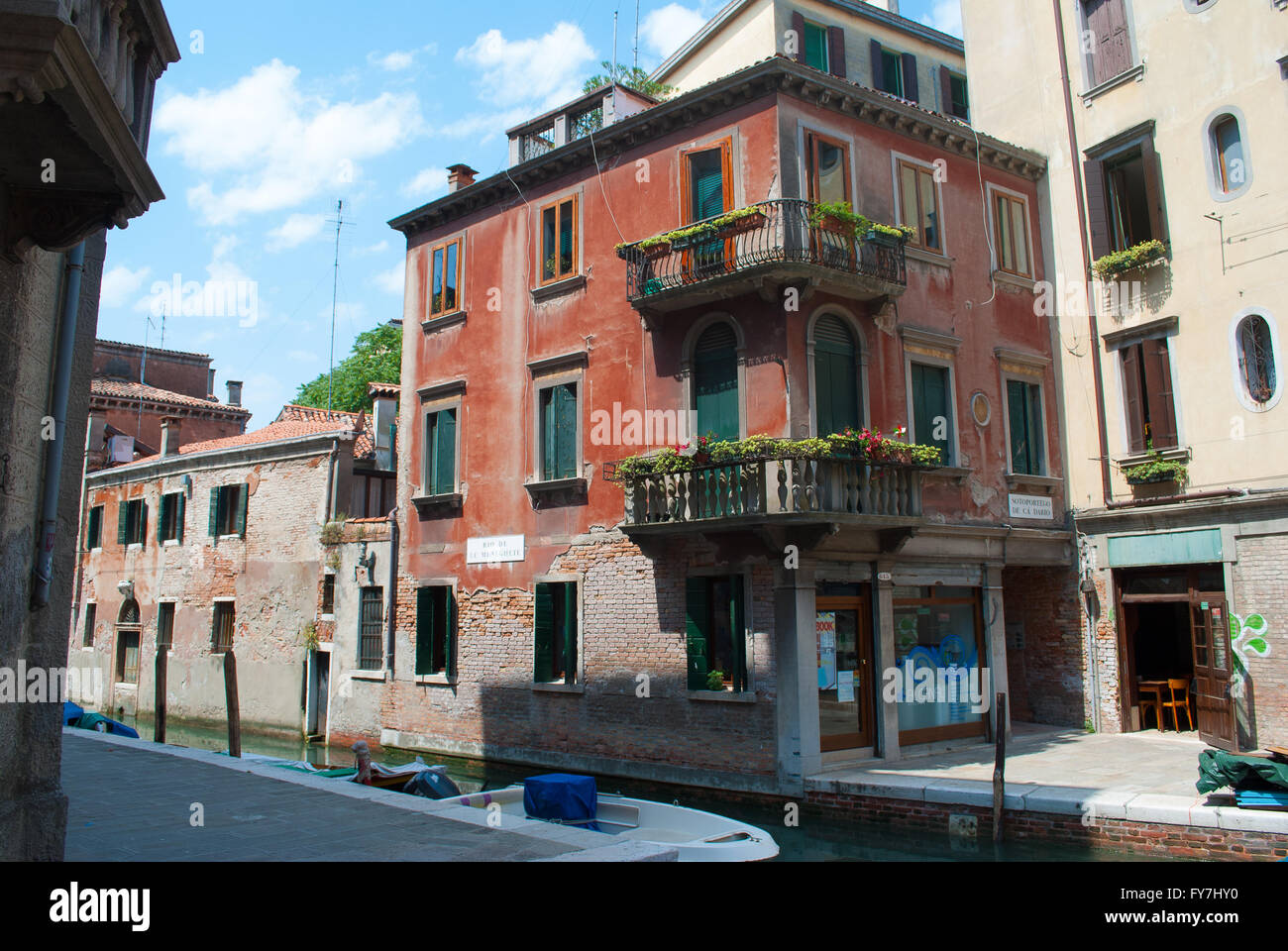 Backstreet vista con case storiche di Venezia, Italia Foto Stock