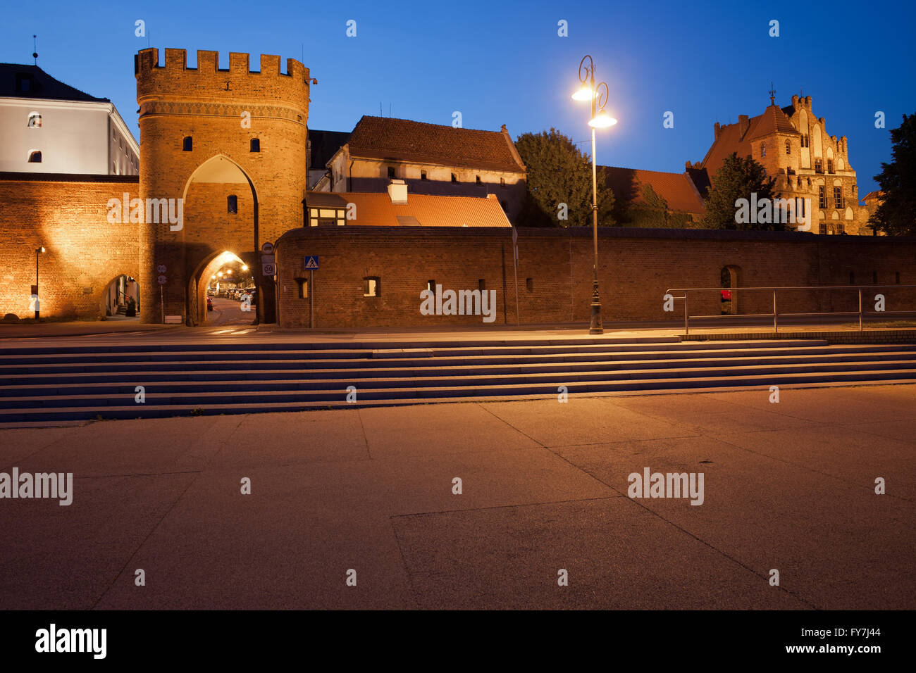 Torun, Polonia, ponte medievale di Gate (Polacco: Brama Mostowa) e la parete della città di notte, città vecchia fortificazione Foto Stock