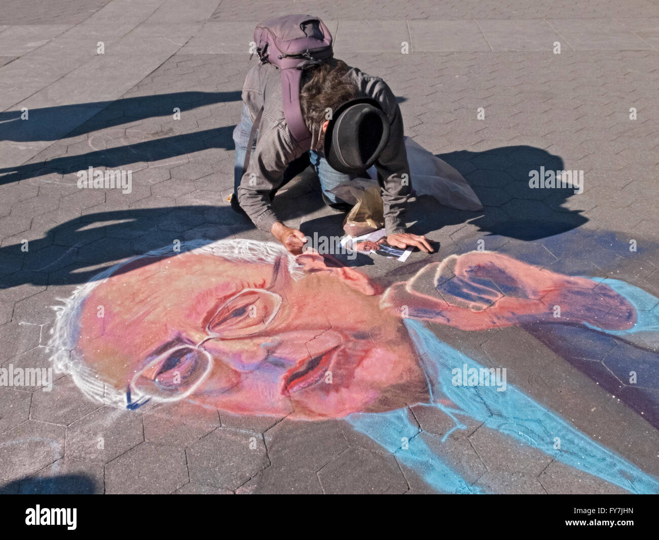 Aprile 2016 - Joe Mangrum pittura Bernie Sanders con sabbia in Washington Square Park nel Greenwich Village di New York Foto Stock