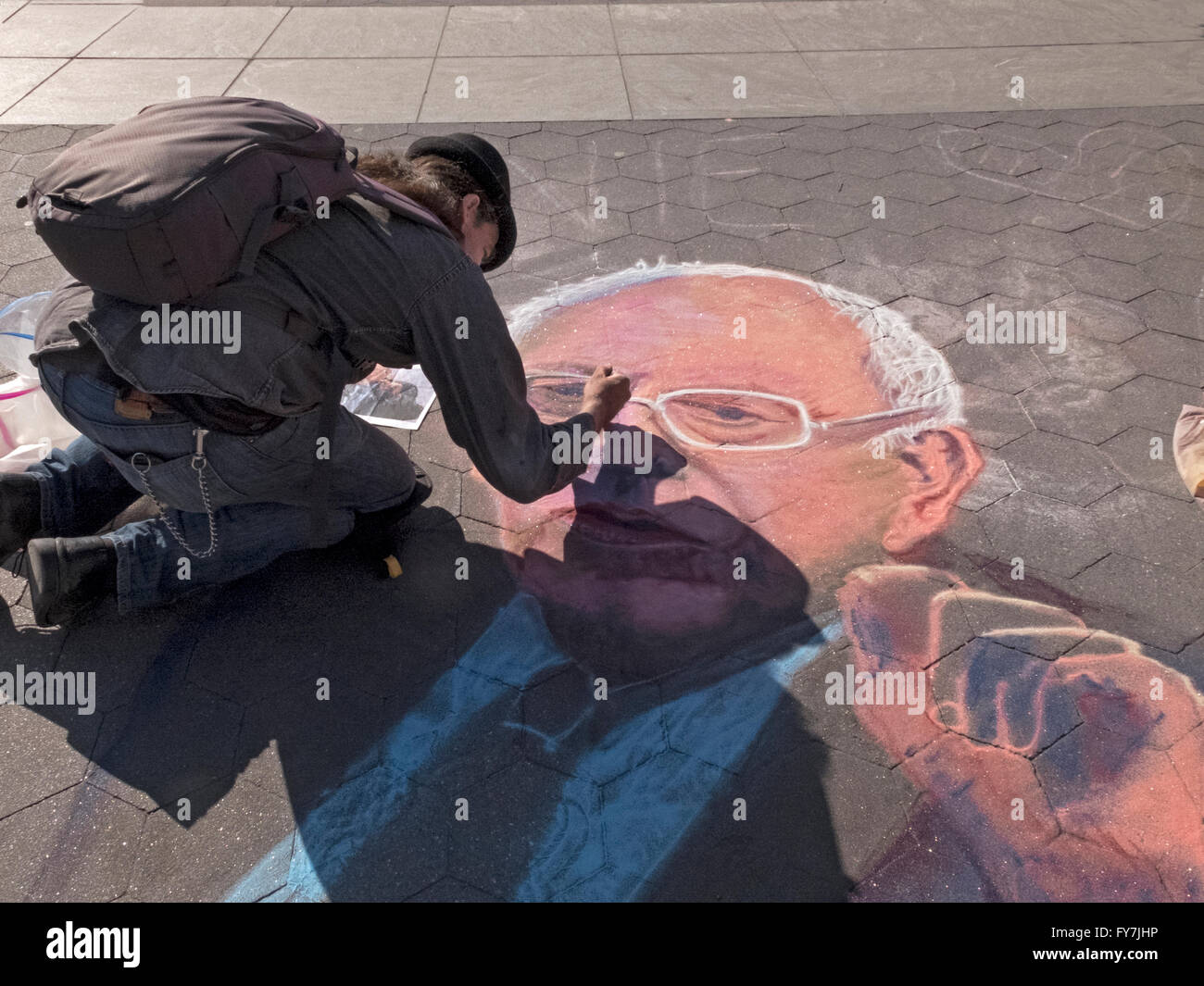 Aprile 2016 - Joe Mangrum pittura Bernie Sanders con sabbia in Washington Square Park nel Greenwich Village di New York Foto Stock