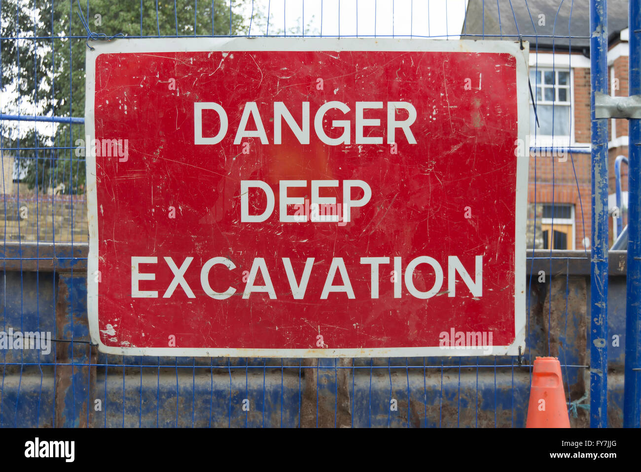 Pericolo di scavo profondo segno, a Teddington, Middlesex, Inghilterra Foto Stock