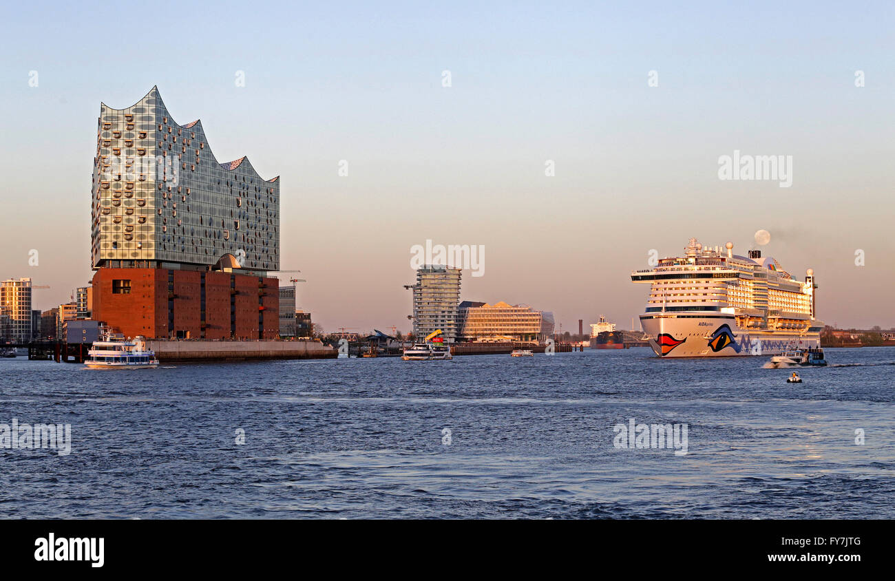 Elbe Philharmonic Hall, nave da crociera "AIDAprima', città portuale di Amburgo, Germania Foto Stock