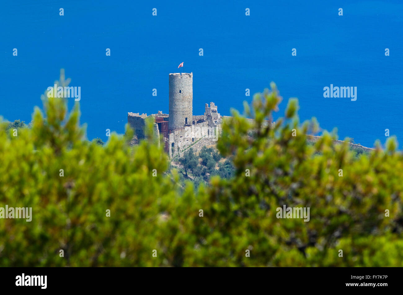 Castello di Monte Ursino sulle colline di Noli Foto Stock