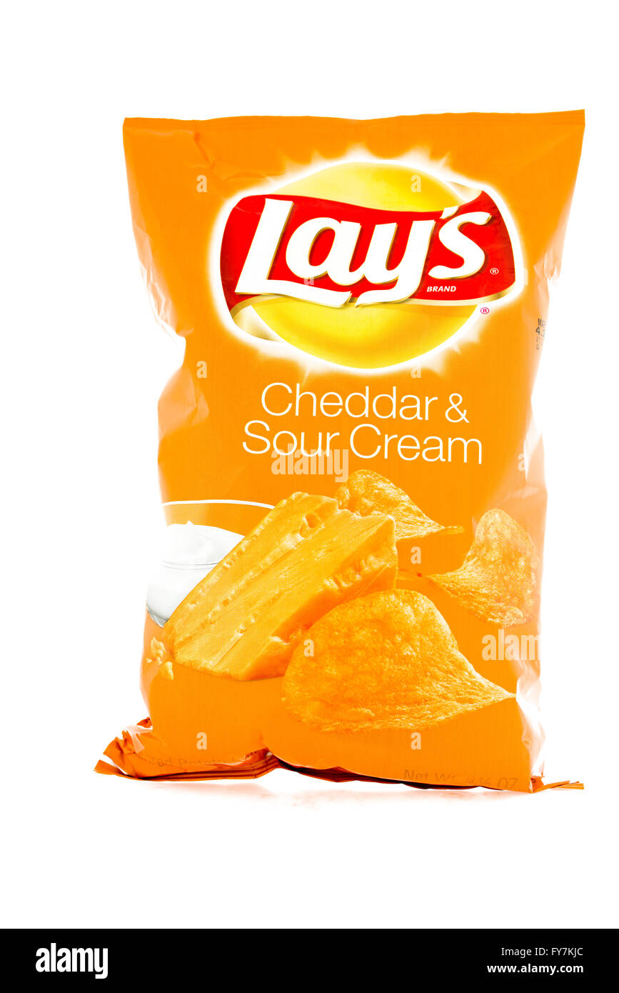 Winneconne, WI - 3 Febbraio 2015: Borsa di 10 oz Frito Lay Cheddar & panna acida potato chips. Frito-Lay è i mondi più grande dist Foto Stock