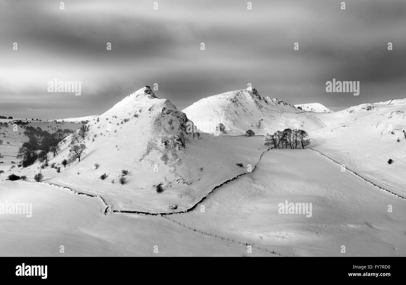 Nevicata sulla Parkhouse e Chrome Hill, Peak District, Derbyshire, Inghilterra Foto Stock