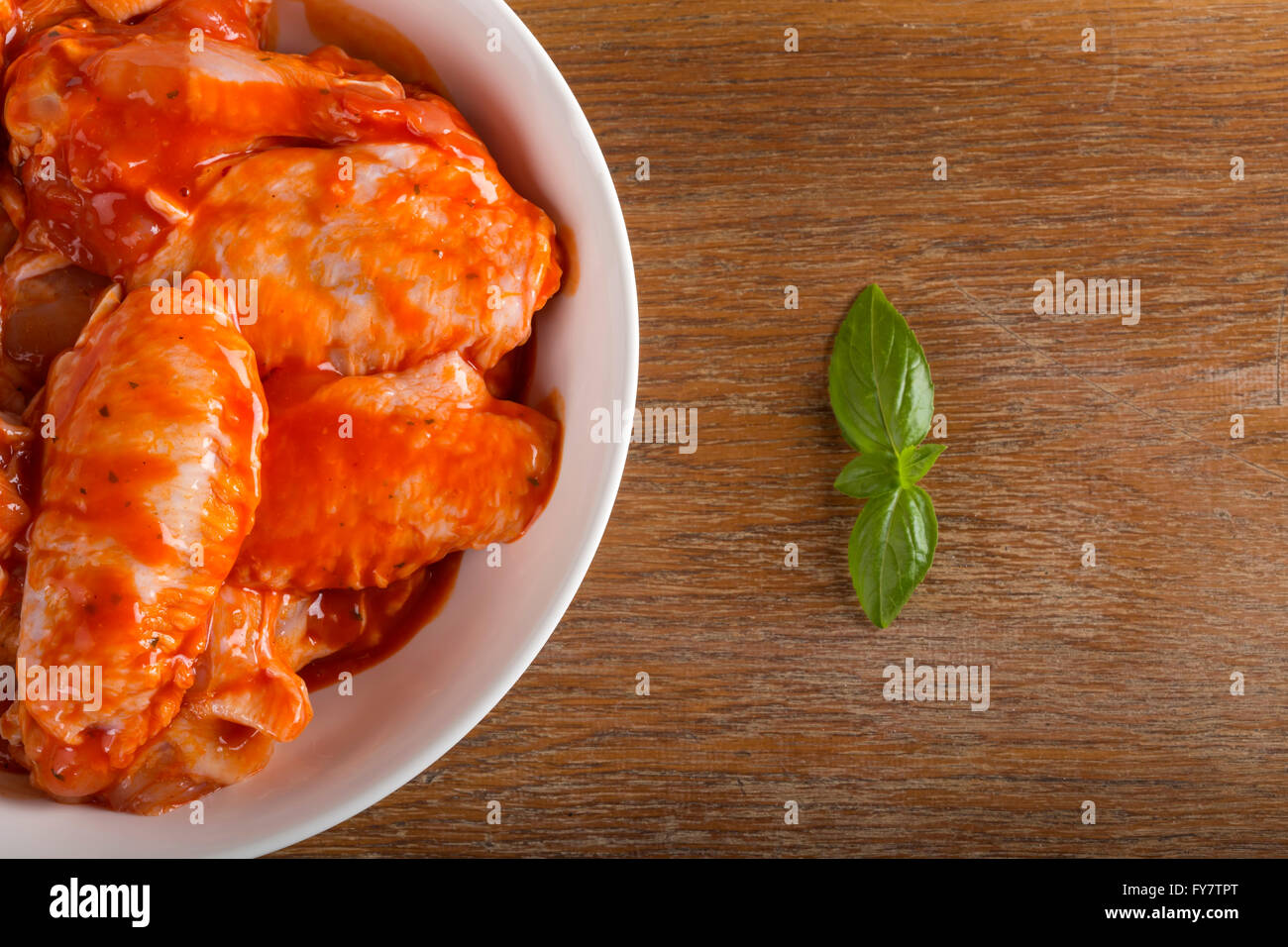 Ali di pollo in salsa marinata Foto Stock