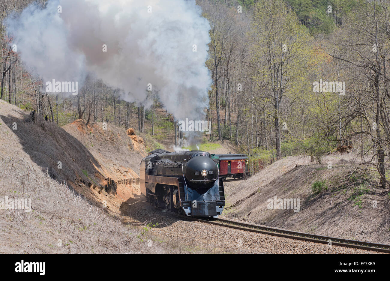 Ferrovie: Norfolk & Western 611 che viene intorno A Una curva sotto 'High Fill' fuori Old Fort nelle montagne del North Carolina. Foto Stock
