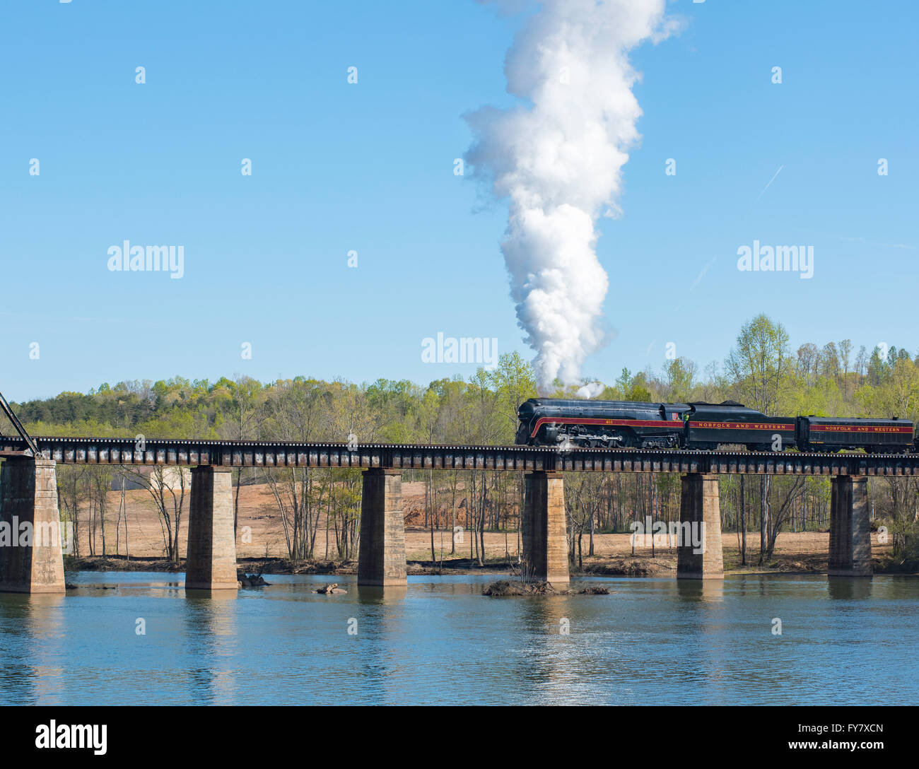 Ferrovie: Norfolk & Western 611 attraversando il ponte Catawba River Train Bridge #2 a colori - Catawba, Carolina del Nord Foto Stock