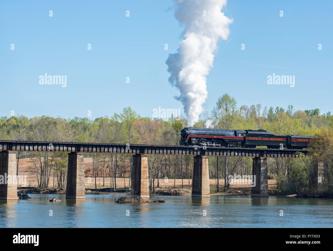 Norfolk & Western 611 attraversando il ponte ferroviario Catawba River Train Bridge #1 la mattina presto a Colour - Catawba, North Carolina Foto Stock