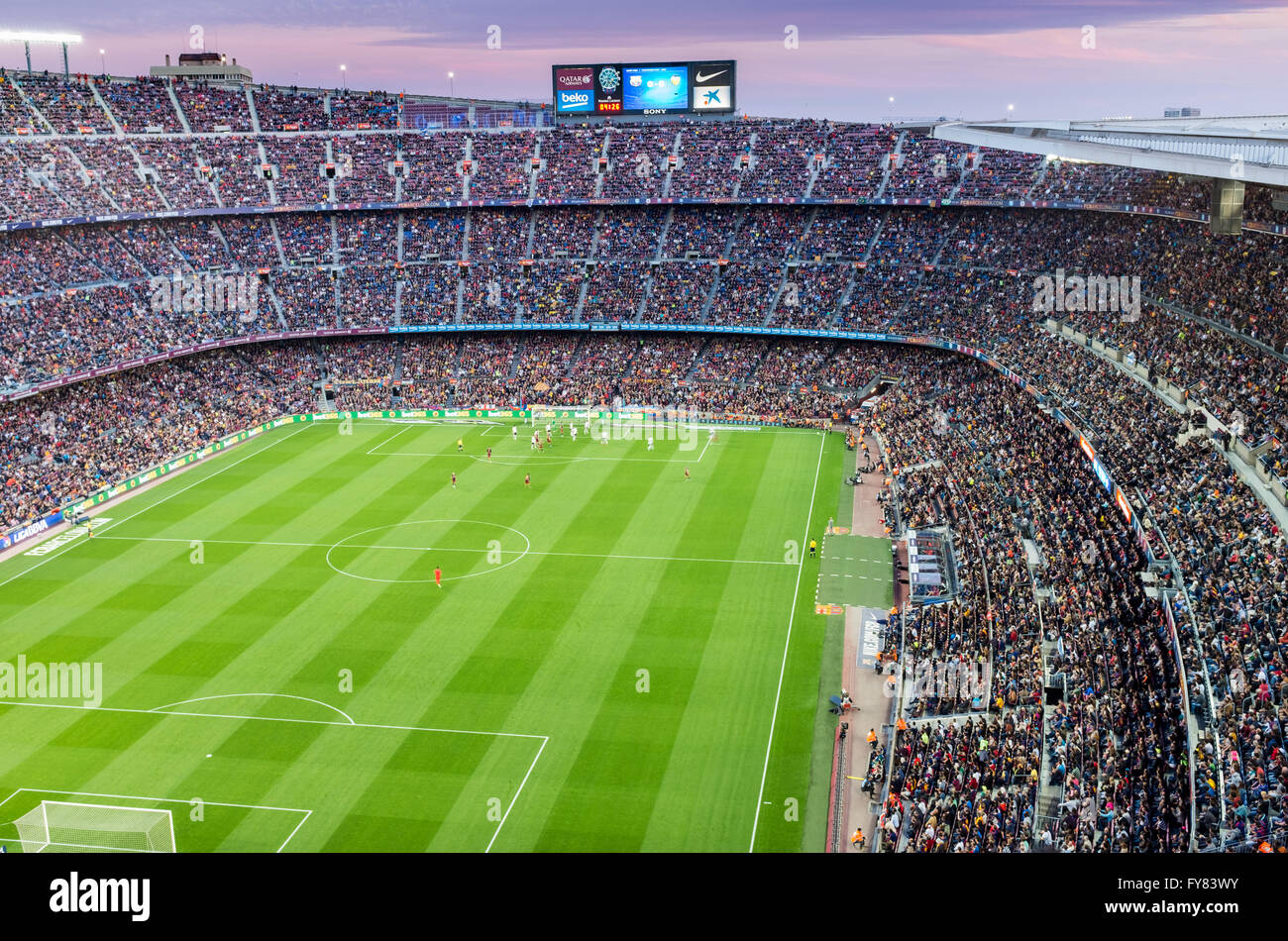 Stadio di calcio Camp Nou a Barcellona.Il Tramonto è la colorazione di nuvole rendere ancora migliore la vista complessiva come si guarda FC Barcellona giocando per lo spagnolo La Liga Foto Stock