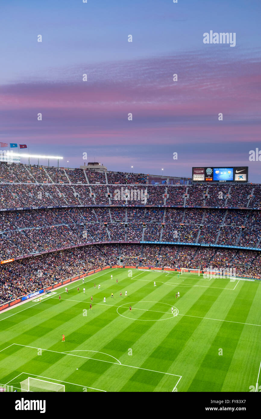 Stadio di calcio Camp Nou a Barcellona.Il Tramonto è la colorazione di nuvole rendere ancora migliore la vista complessiva come si guarda FC Barcellona giocando per lo spagnolo La Liga Foto Stock