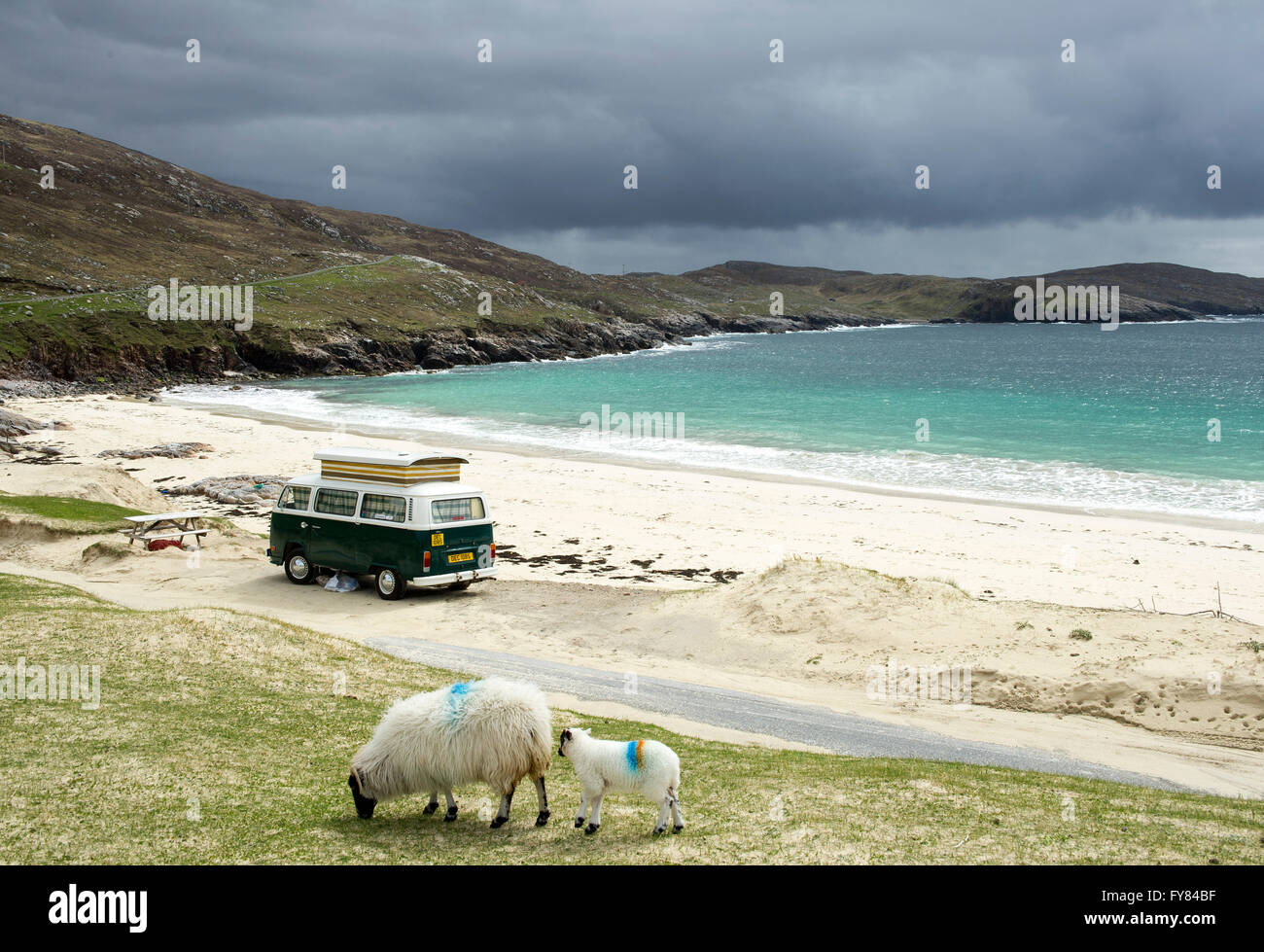 Spiaggia Huisinish Ebridi Esterne. Una VW camper parcheggiato a Huisinish beach, Isle of Harris, Ebridi Esterne della Scozia GB, 24/05/15 Foto Stock