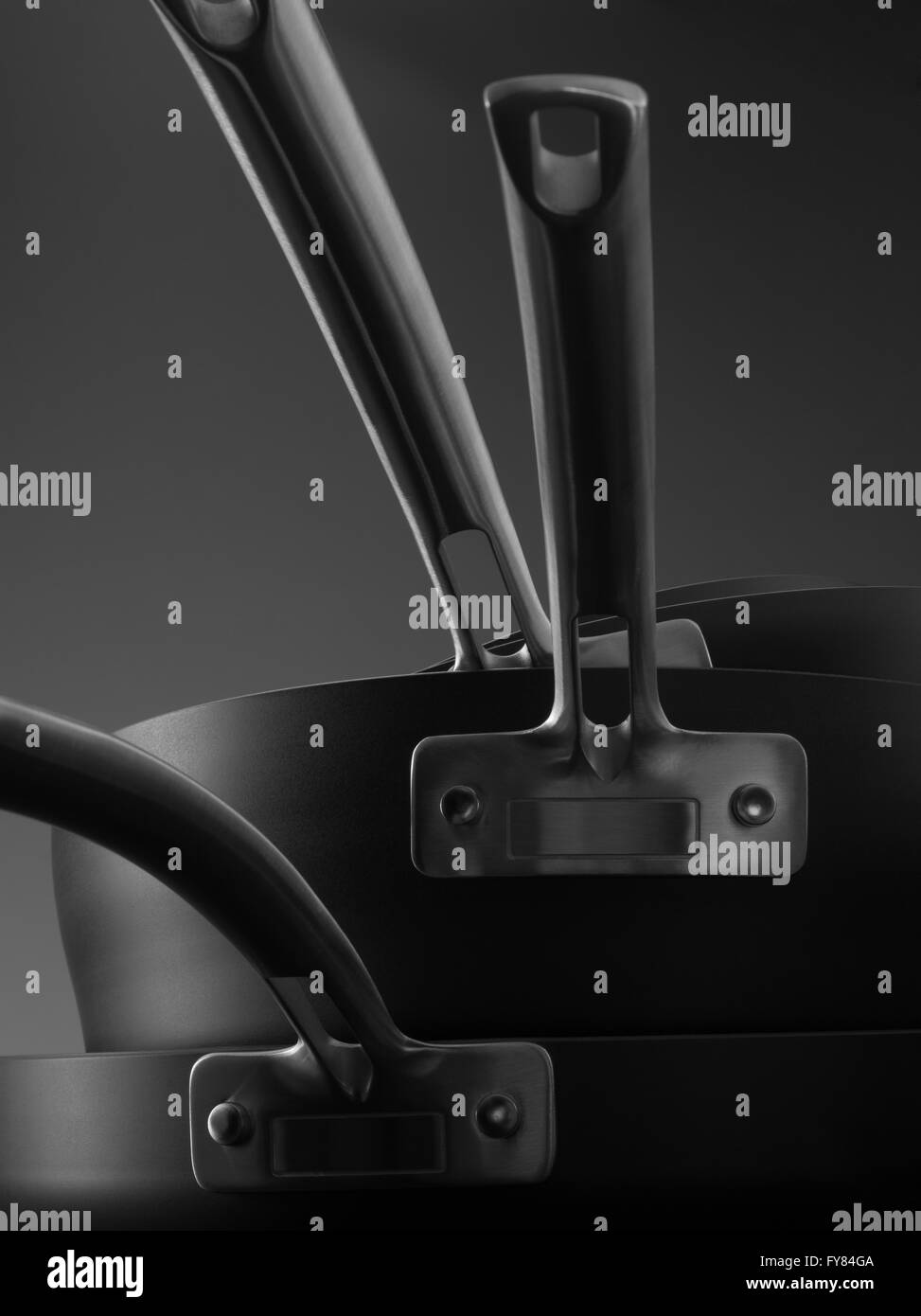 Vista ravvicinata di Nizza pentole impostato sul retro nero Foto Stock