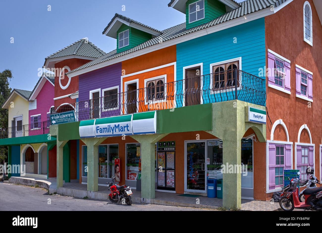 Famiglia Mart, Thailandia. Edificio colorato esterno del minimarket Thai. Thailandia, S. E. Asia Foto Stock