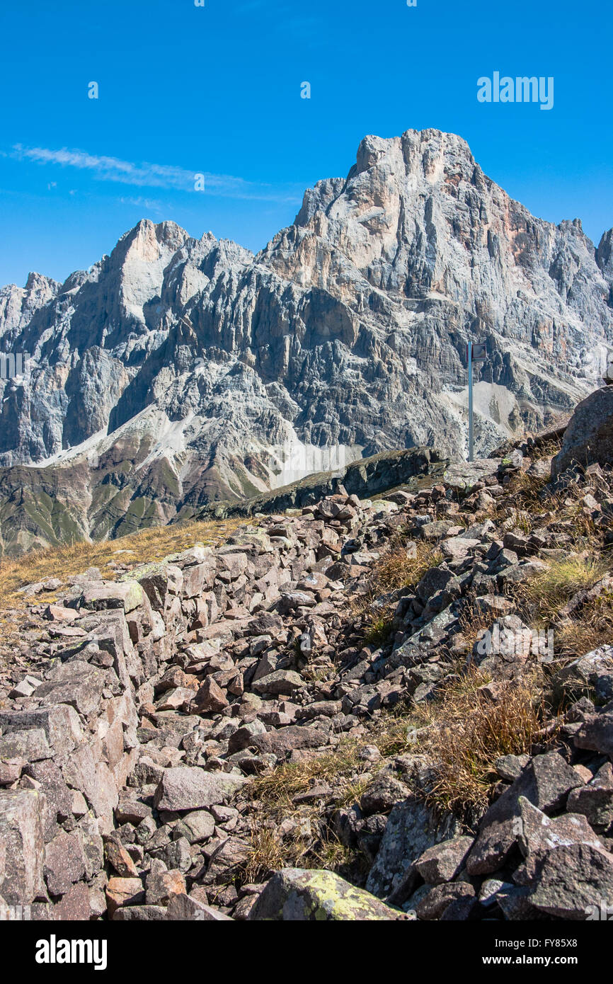 Verso la vetta del monte Cavallazza, con visibili i resti della prima guerra mondiale trincee Foto Stock