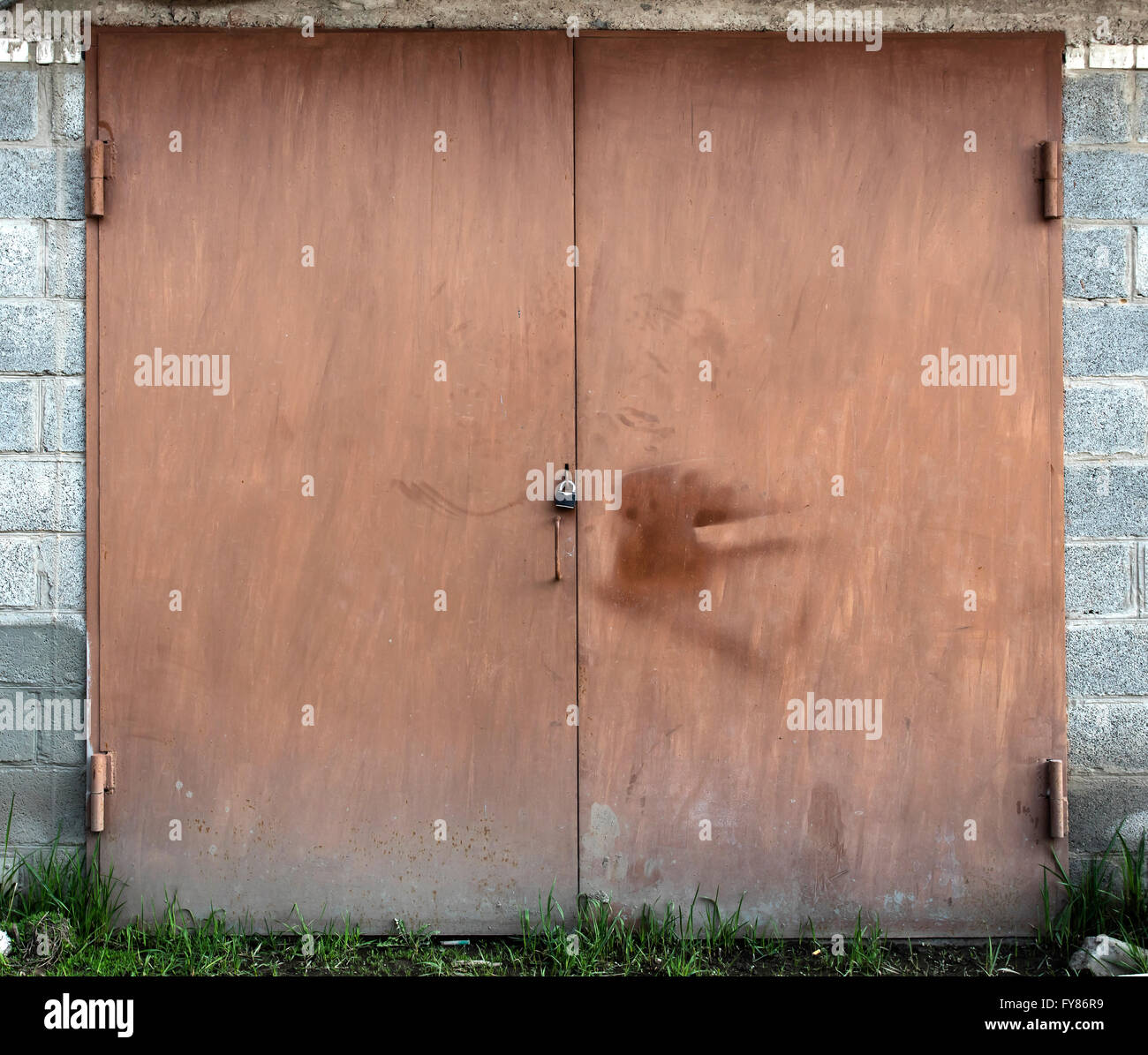 Il vecchio deposito di metallo porta Foto Stock