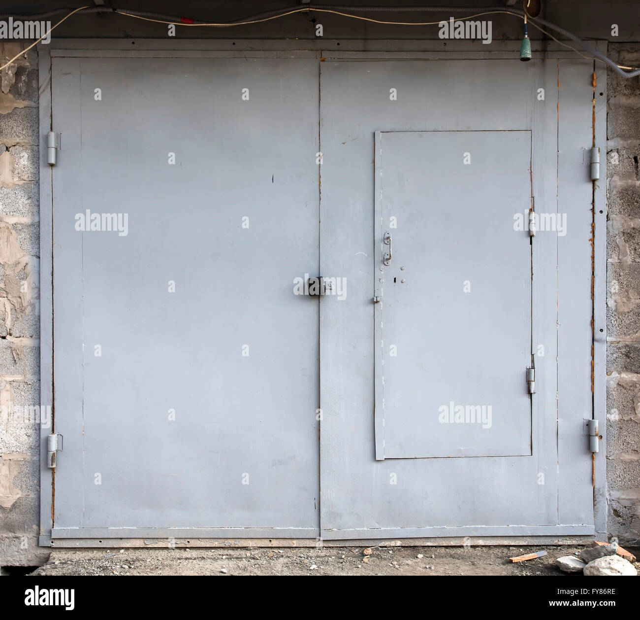 Il vecchio deposito di metallo porta Foto Stock