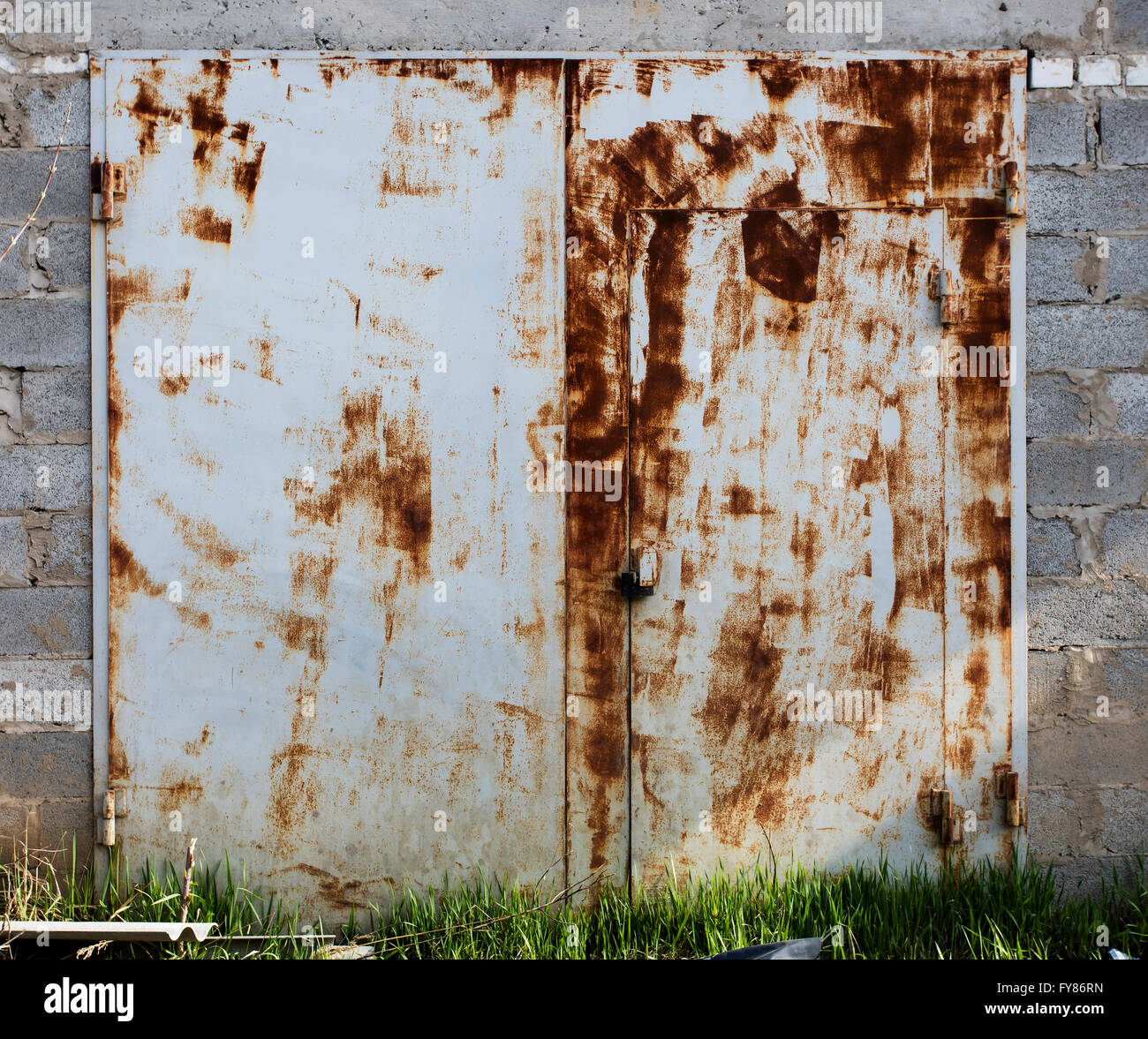 Il vecchio deposito di metallo porta Foto Stock