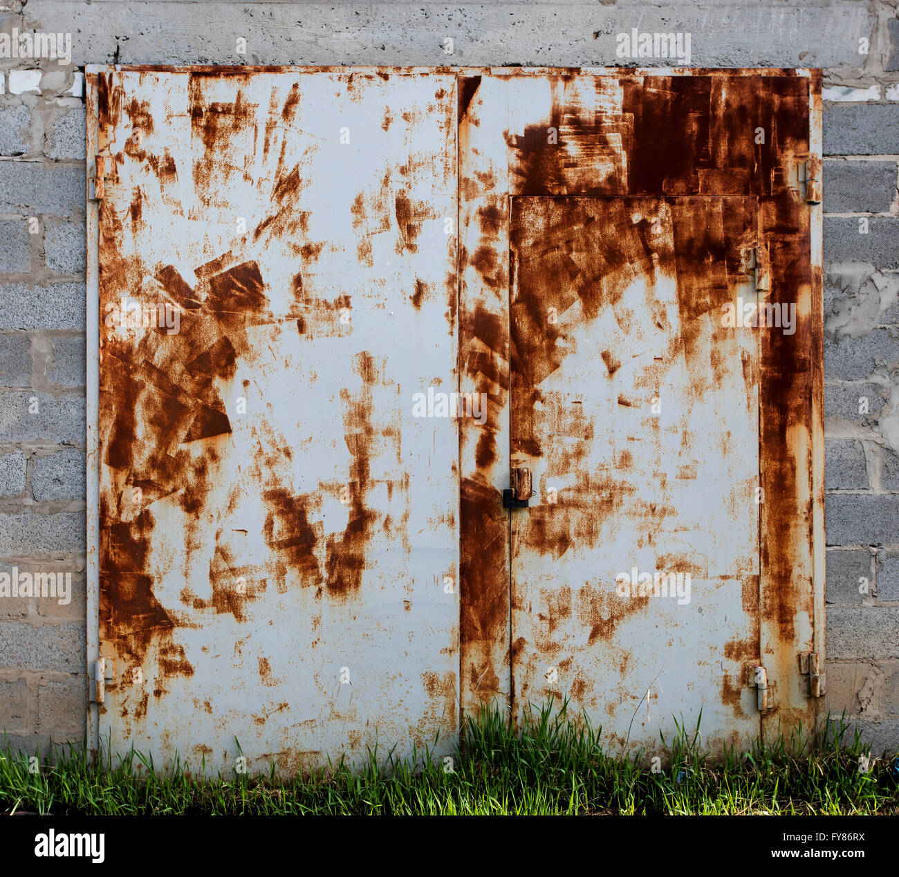 Il vecchio deposito di metallo porta Foto Stock