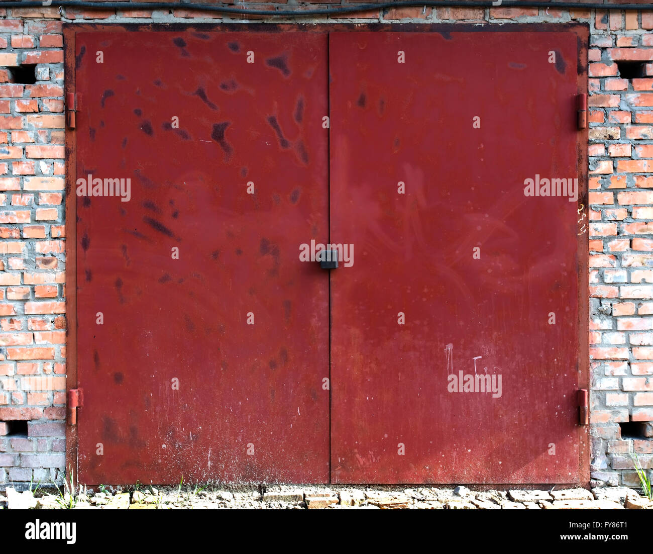 Il vecchio deposito di metallo porta Foto Stock