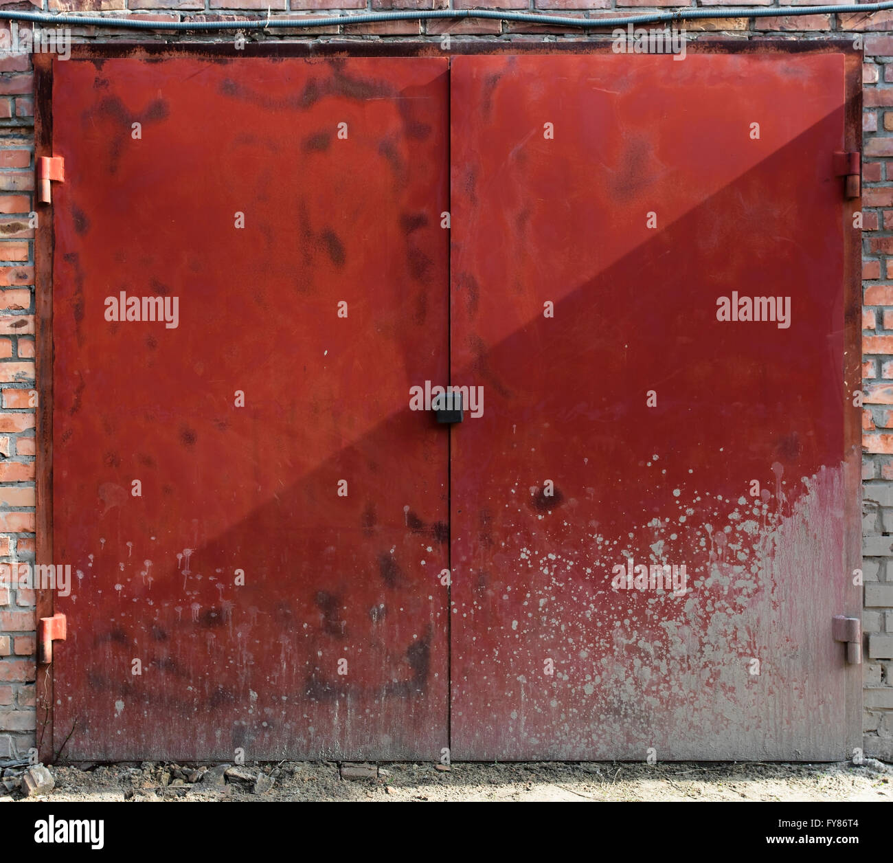 Il vecchio deposito di metallo porta Foto Stock