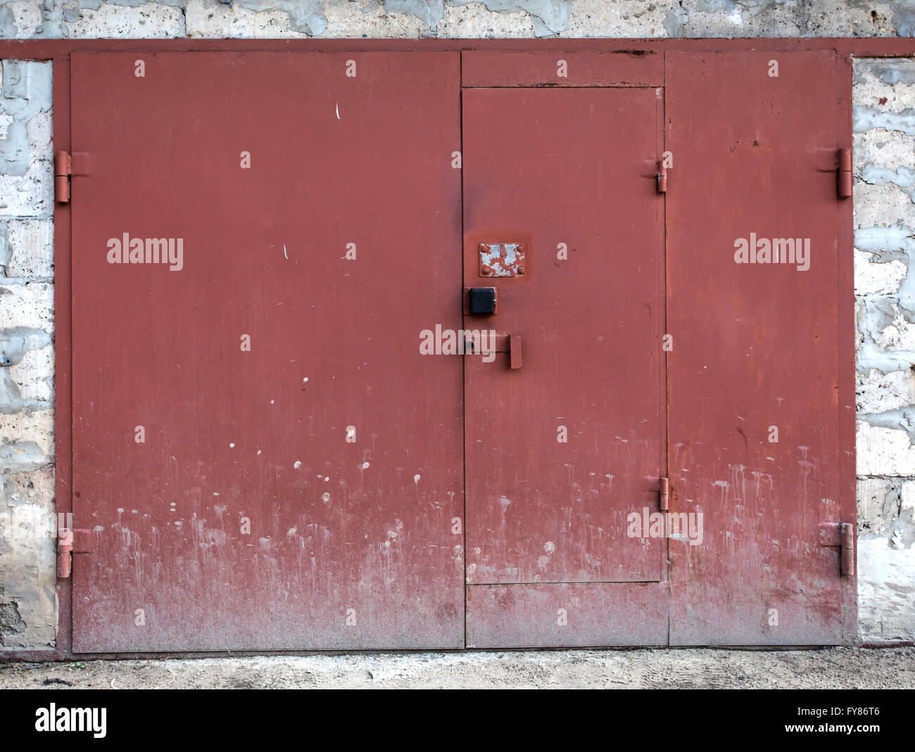 Il vecchio deposito di metallo porta Foto Stock