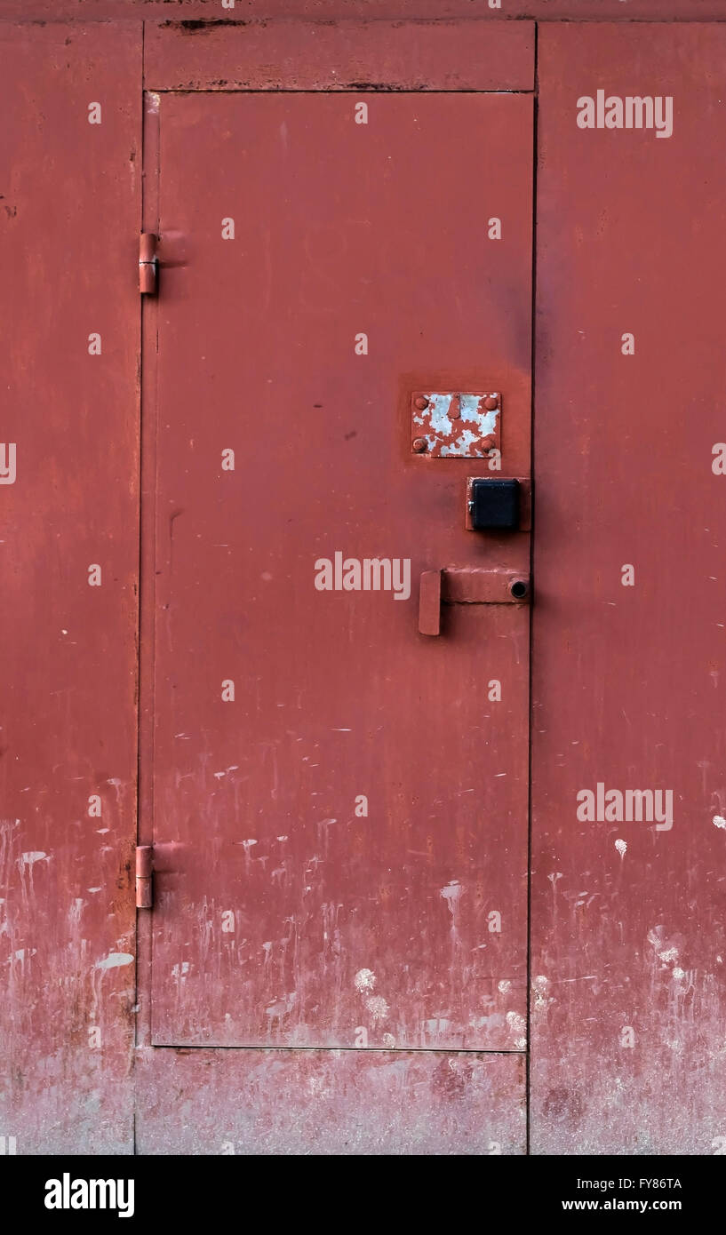 Il vecchio deposito di metallo porta Foto Stock