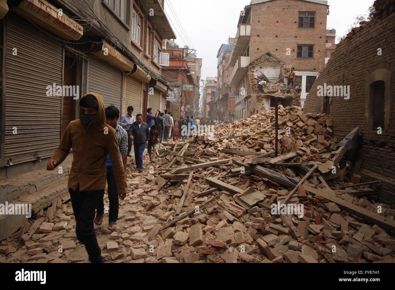 Il 25 aprile 2015, il Nepal è stato colpito da un grave terremoto. Questa immagine è stata presa 3 ore dopo il sisma. Crollato Newar home. Foto Stock