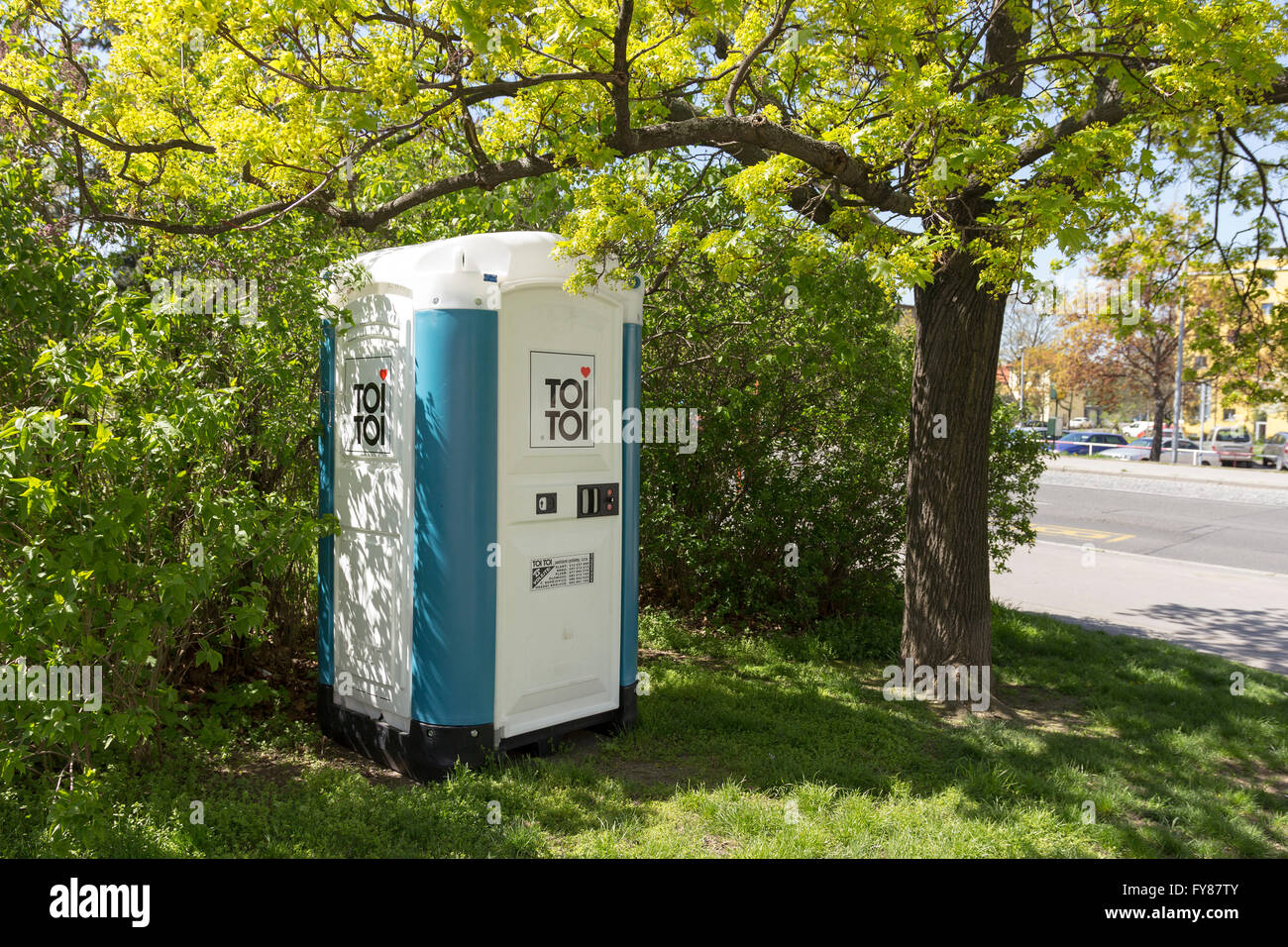 Portable Toi Toi wc sta sotto un albero in un parco Foto Stock