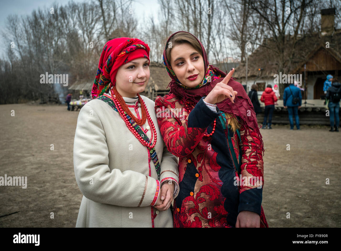 Le donne in costumi tradizionali celebrare Maslenitsa in ucraino riti in Mamayeva Sloboda, Kiev, Ucraina (foto di Oleksandr Rupeta) Foto Stock