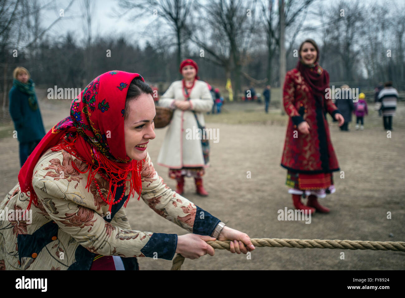 Persone in costumi tradizionali celebrare Maslenitsa in ucraino riti in Mamayeva Sloboda, Kiev, Ucraina (foto di Oleksandr Rupeta) Foto Stock