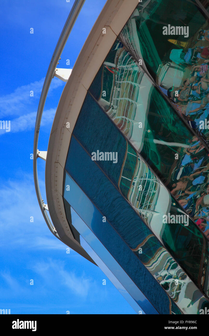 Cielo blu sulla nave da crociera la brillantezza dei mari nel corso di una crociera per il Mar Baltico Foto Stock