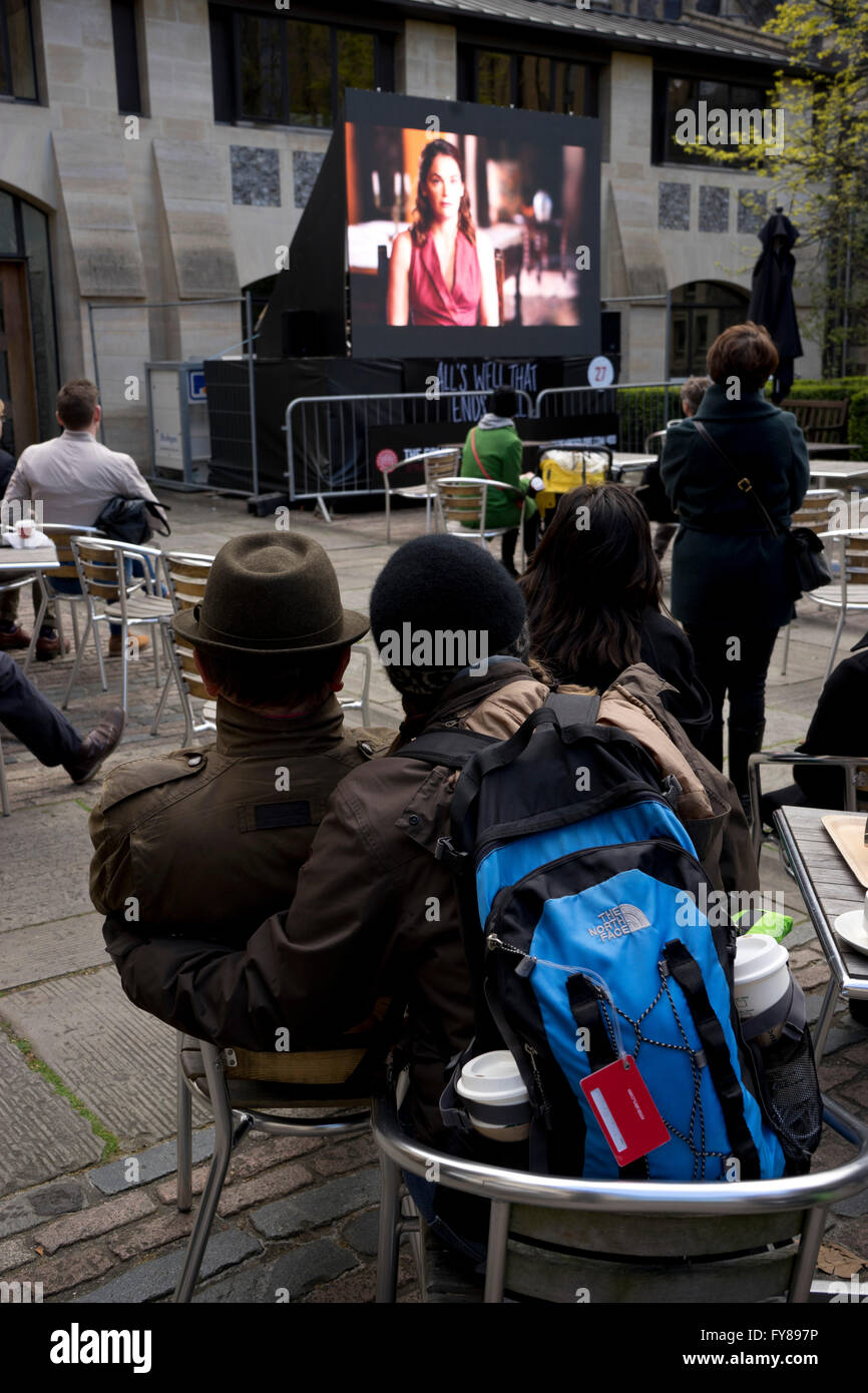 Proiezione pubblica di Shakespeare's gioca il quattrocentesimo anniversario durante la festa di San Giorgio lungo il Tamigi. Londra. Regno Unito Foto Stock