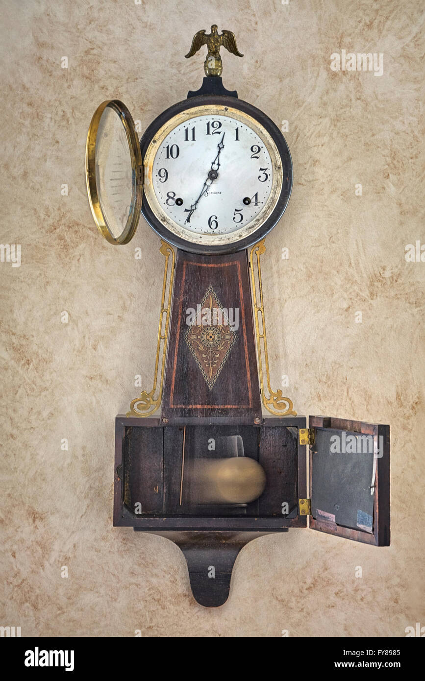 Antique 1930 sessioni Clock Banjo sulla parete spiovente con faccia aperta e pendolo oscillante Foto Stock